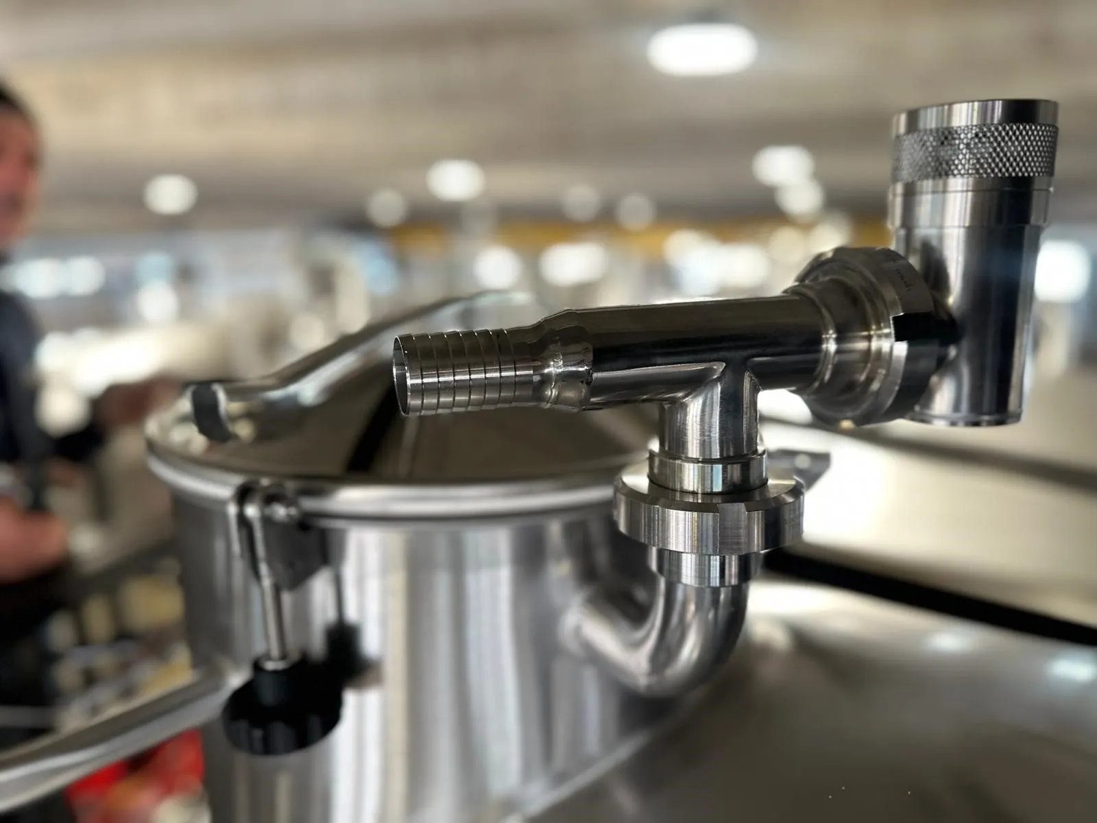 Chiusino inox sul tetto con attacchi per azoto e lavaggio