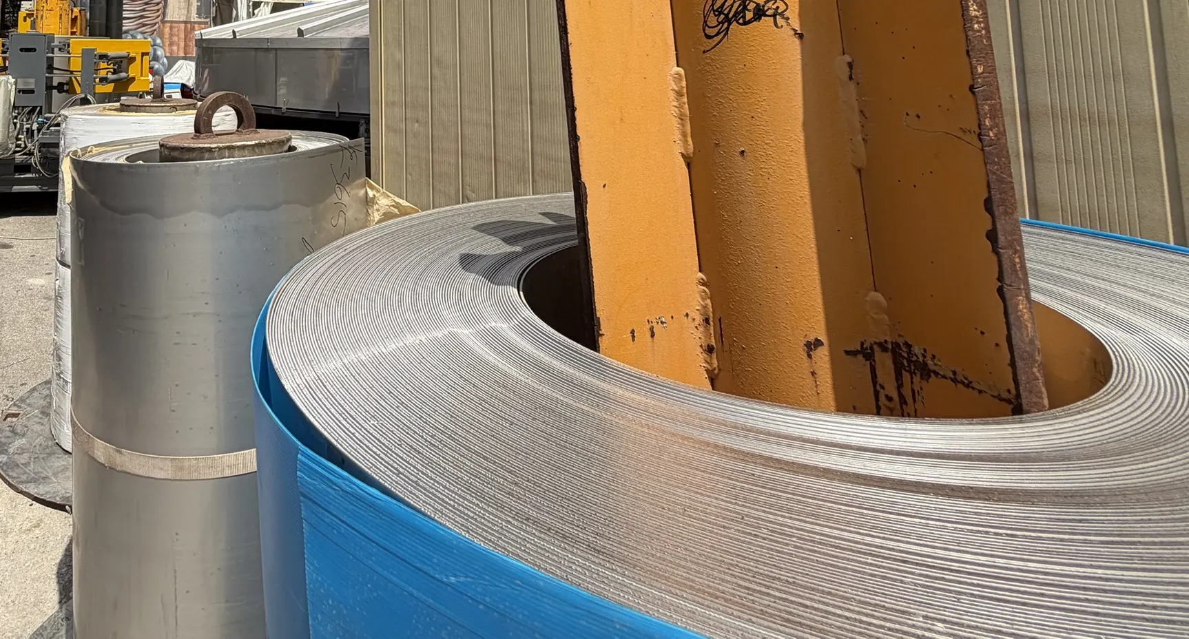 Coils di acciaio inox in cantiere, pronti per l'aspo svolgicoils