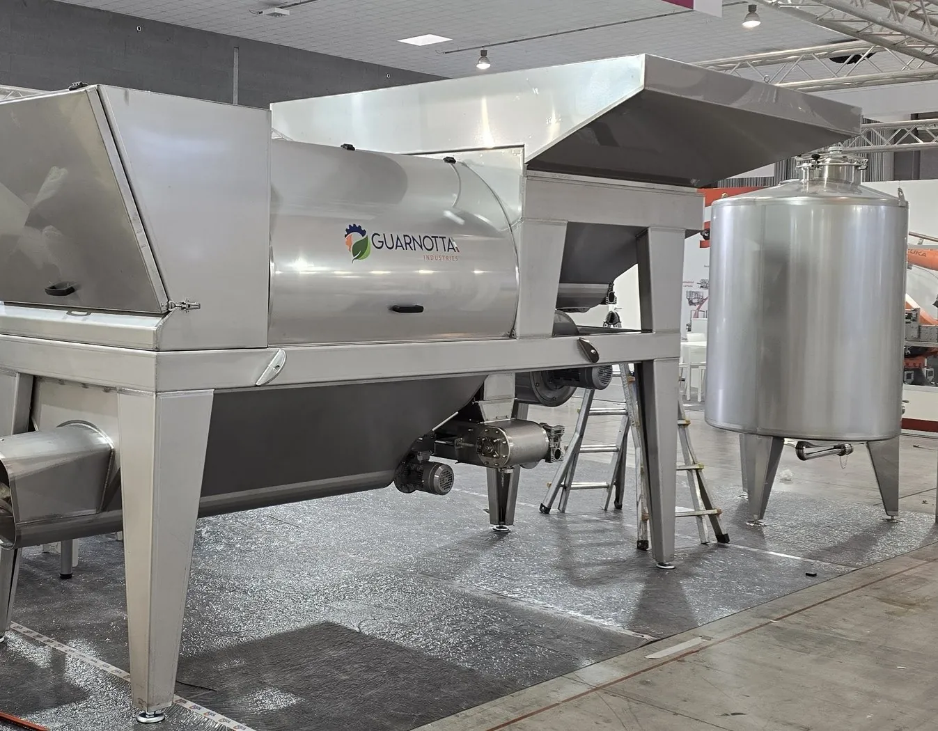 Deramifogliatore DRF-50 in acciaio inox esposto allo stand Guarnotta a Enoliexpo 2026