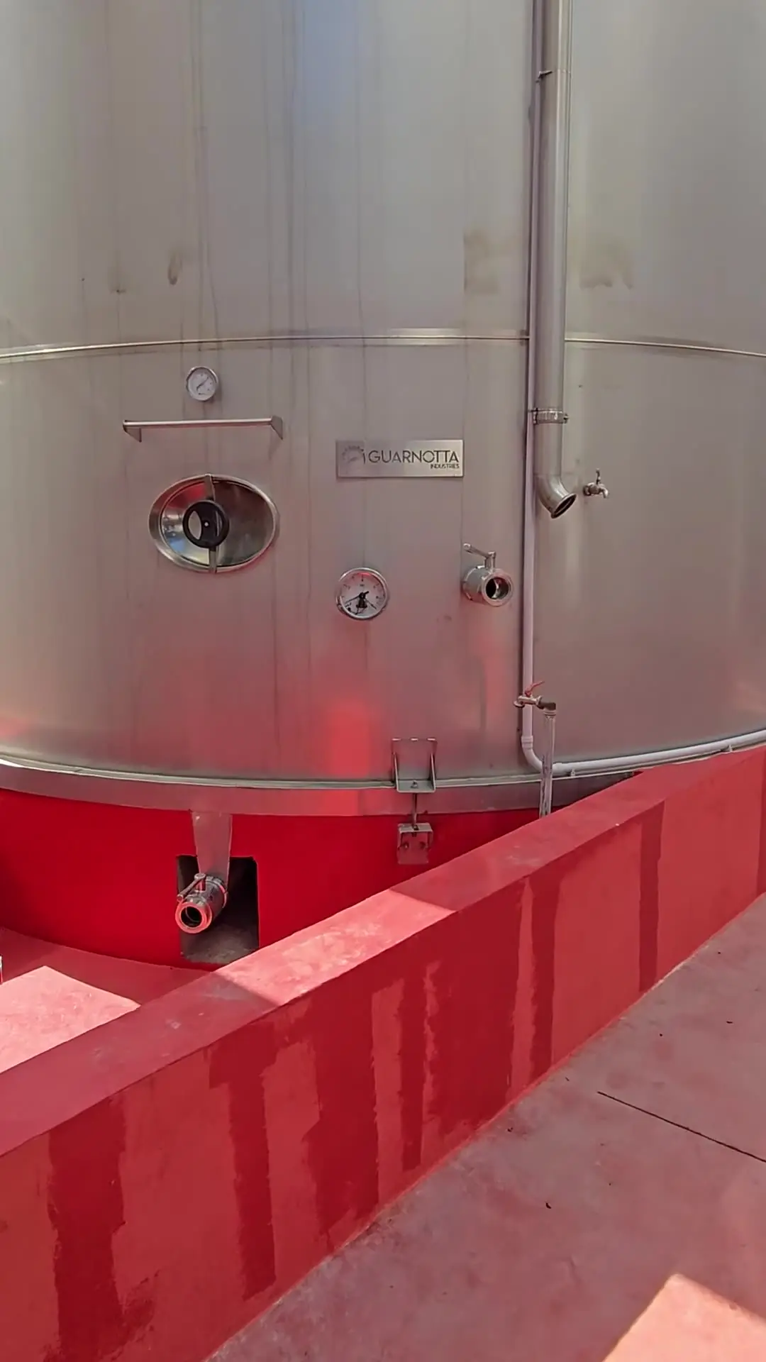 Serbatoio inox per il vino con passo d'uomo ovale, termometro e valvola, costruito in cantiere da Guarnotta