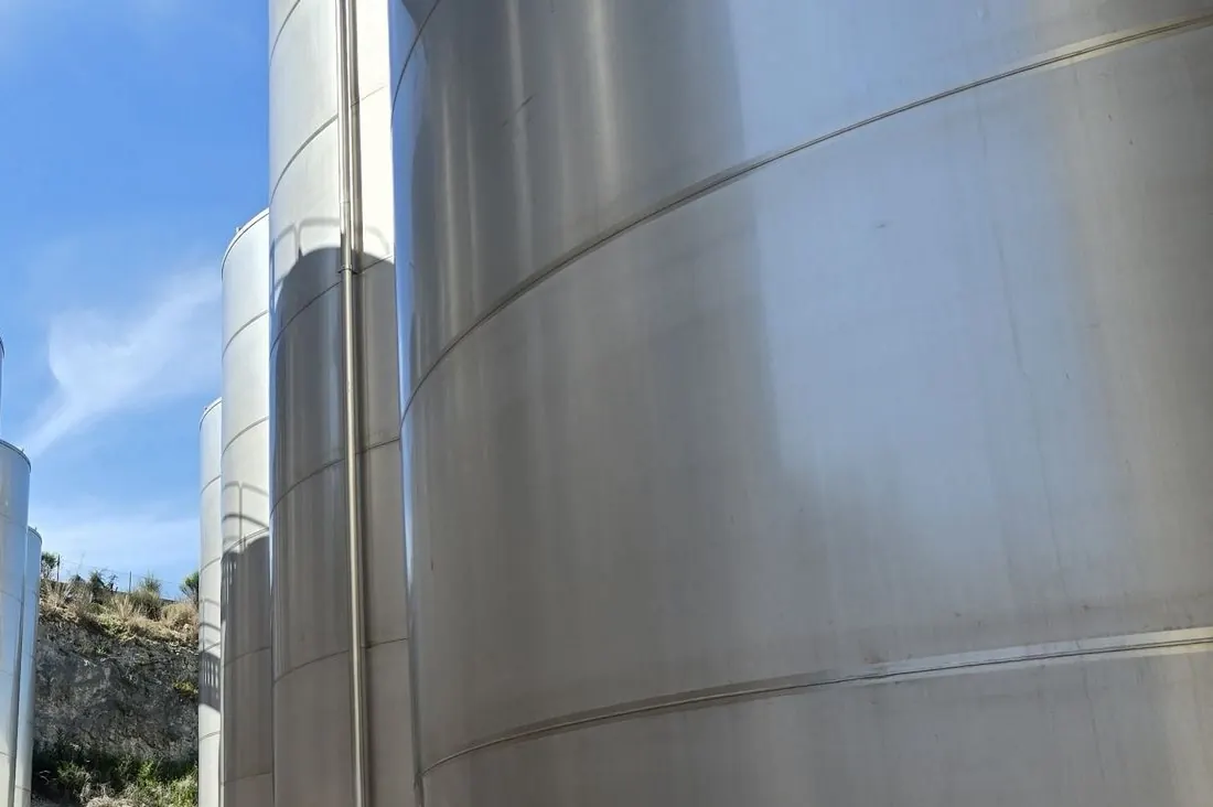 Grandi serbatoi inox per il vino costruiti in cantiere da Guarnotta per Grottarossa