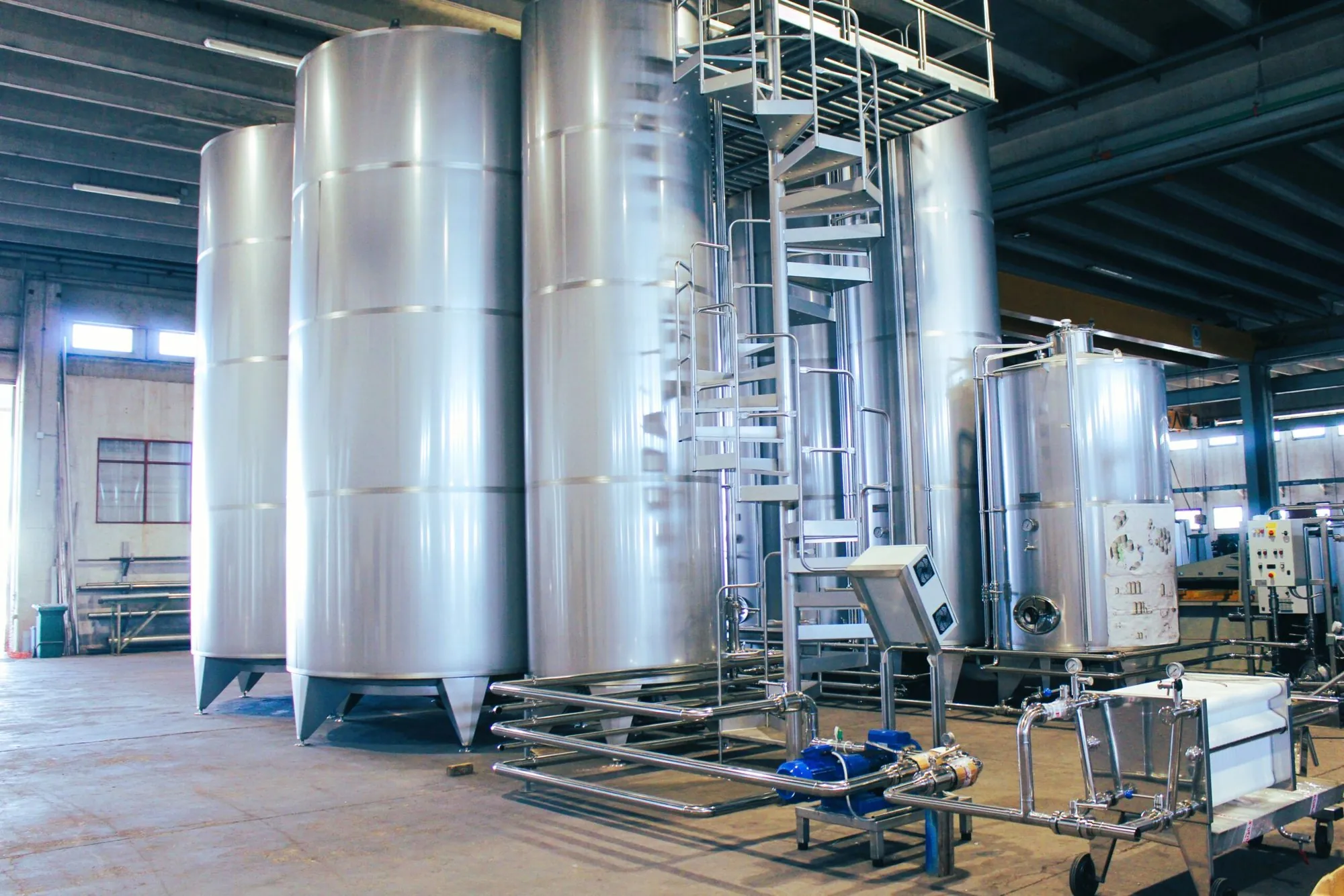 Impianto di stoccaggio dell'olio con serbatoi inox, pompe e tubazioni