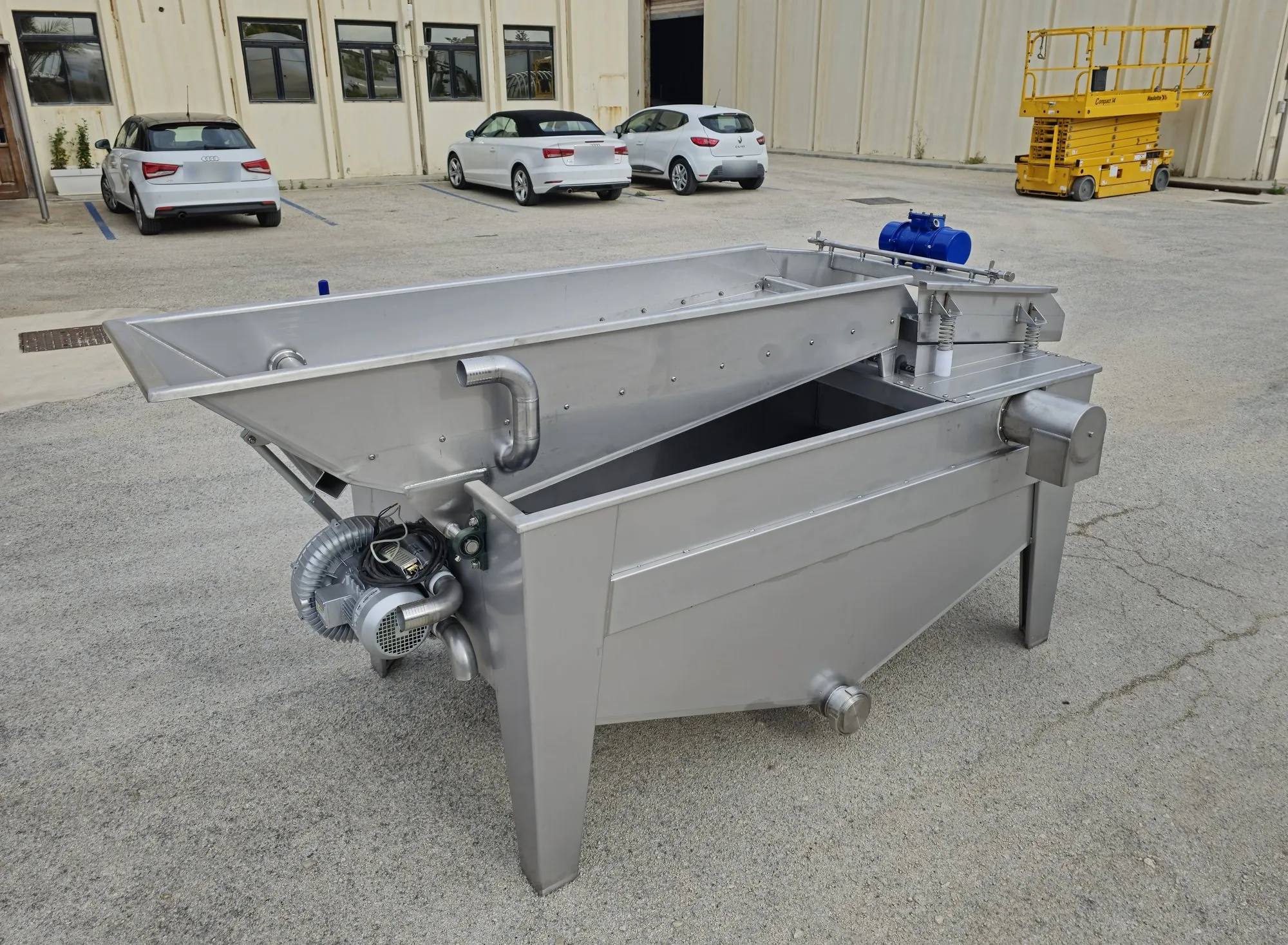 Lavatrice per olive LVT Klassik in acciaio inox nel piazzale dello stabilimento Guarnotta