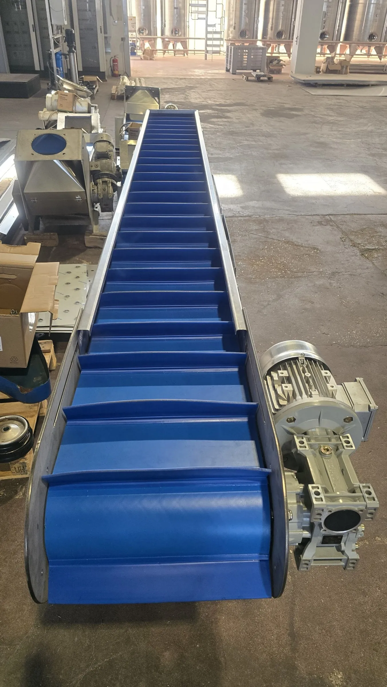 Head of the conveyor with the drive roller and side-mounted gearmotor, seen from above