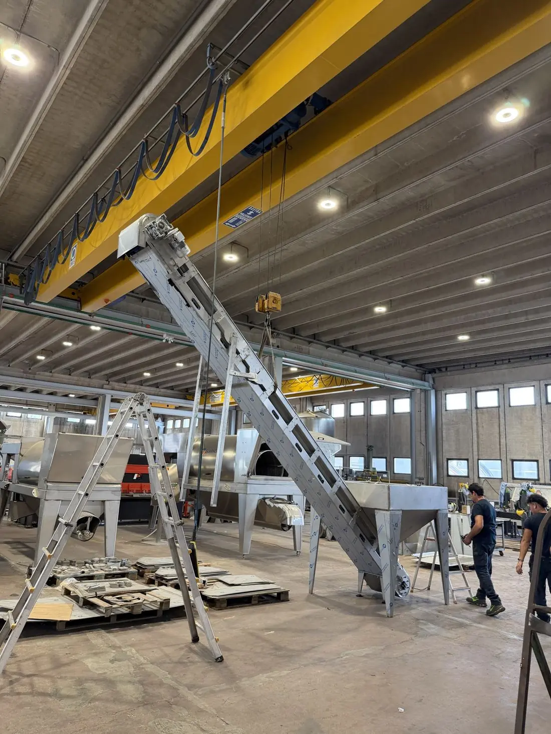 Nastro trasportatore inclinato totalmente cassonato in montaggio nello stabilimento Guarnotta