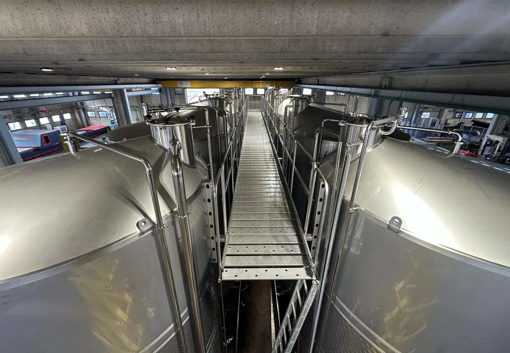 Impianto di stoccaggio con serbatoi inox, tubazioni e passerella costruiti da Guarnotta