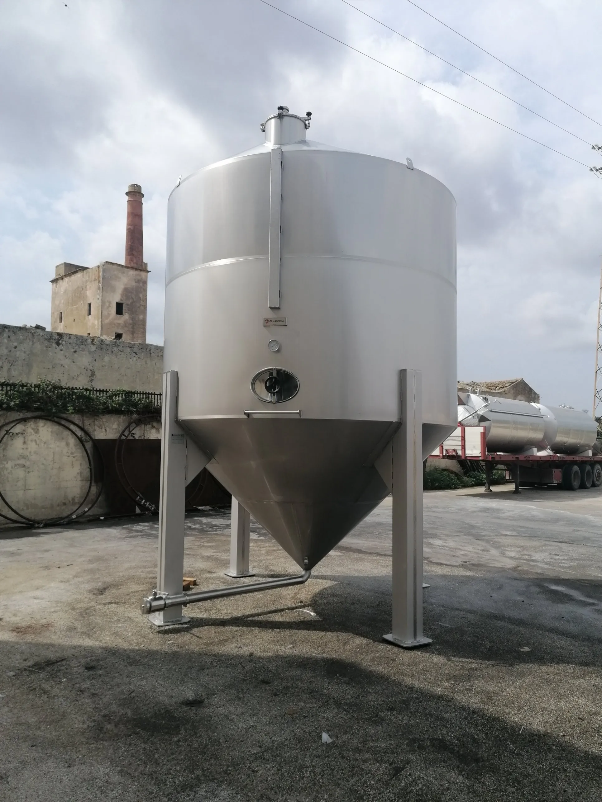 Serbatoio inox per sansa con fondo conico a 45 gradi su gambe in scatolato, costruito da Guarnotta per Olio Glorioso