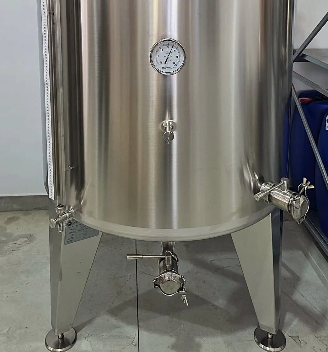Serbatoio inox su gambe per il gin con termometro e valvole