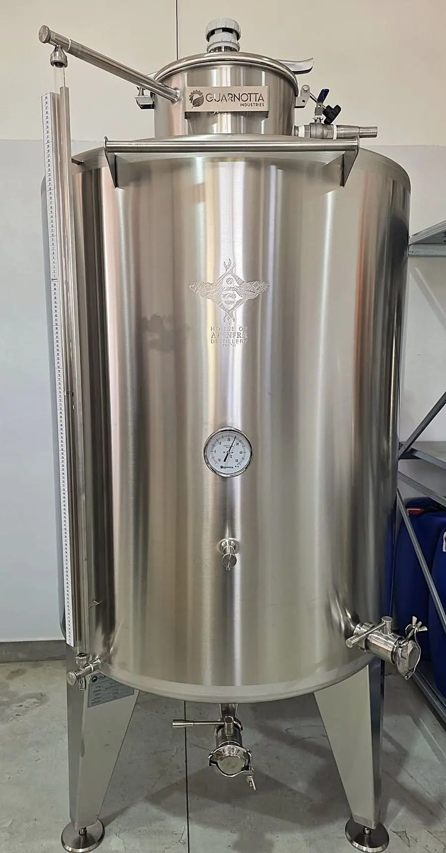 Serbatoio inox su gambe per il gin di Ape Nera, con termometro, valvole e indicatore di livello