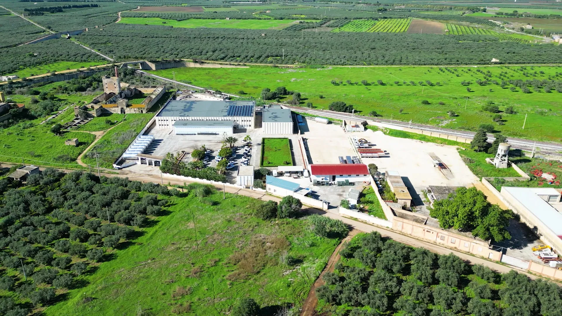 Lo stabilimento Guarnotta Industries visto dal drone, tra gli uliveti di Campobello di Mazara