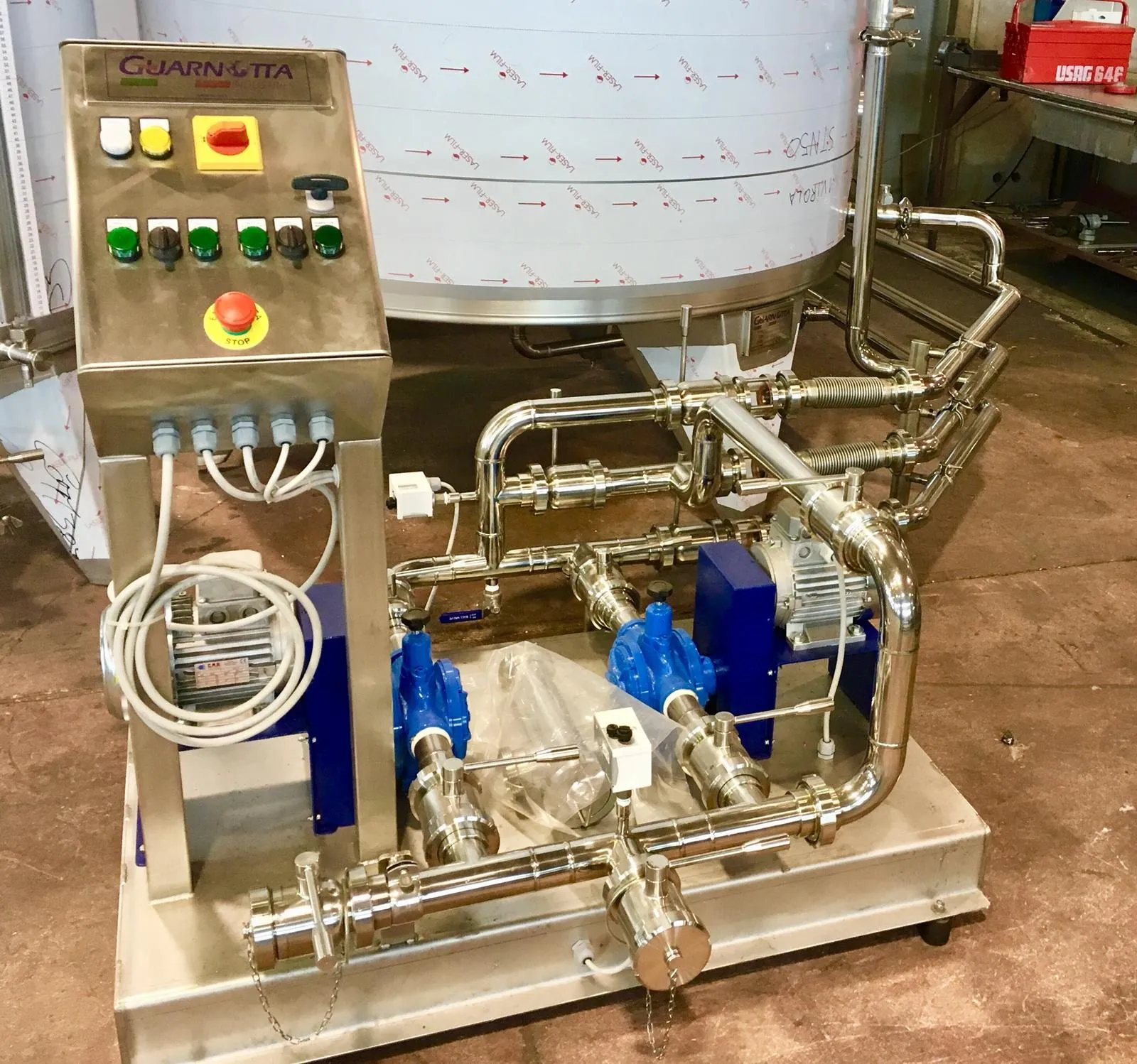 Stazione di pompaggio con quadro e tubazioni inox per l'olio