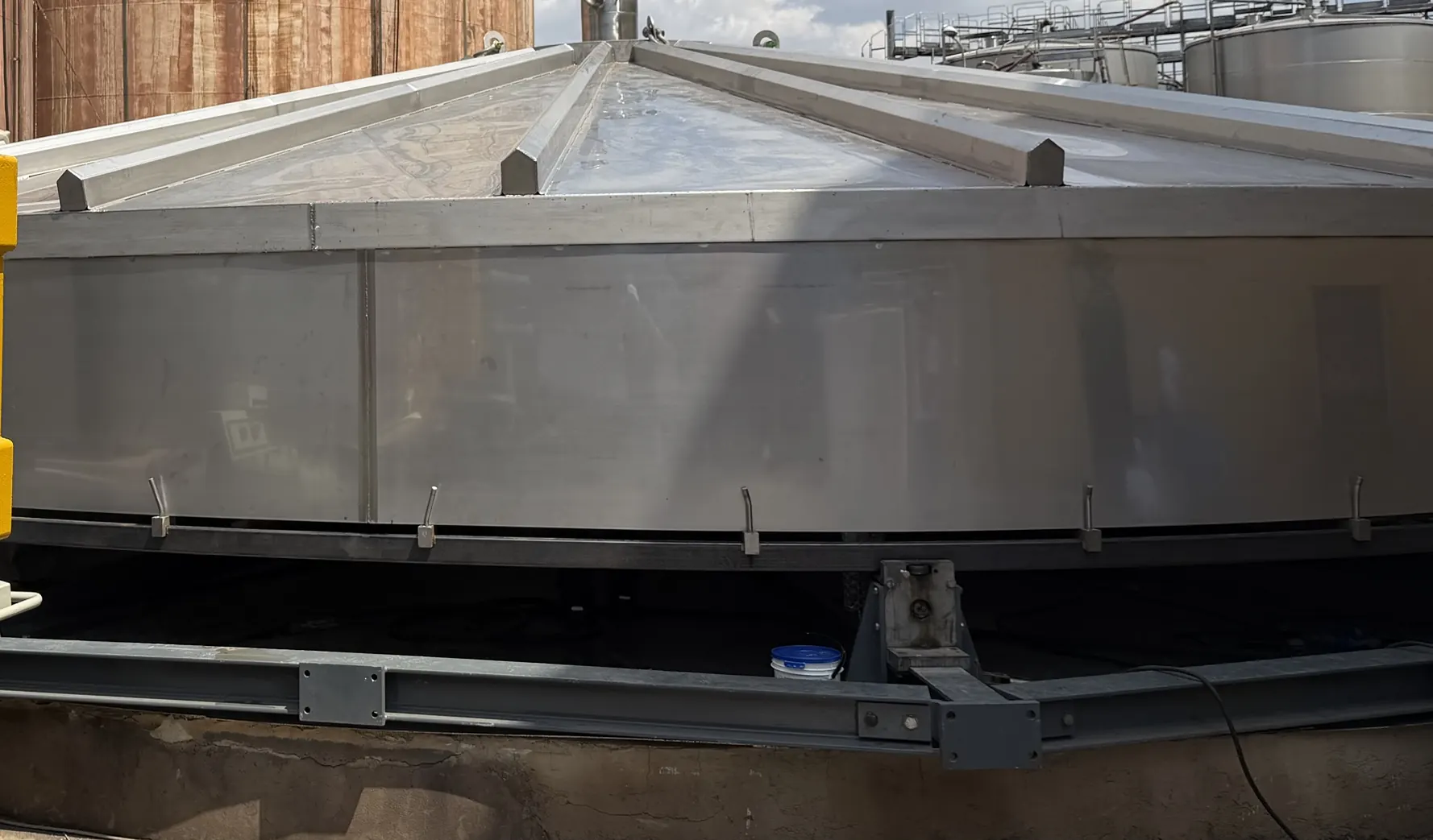 Tetto di un serbatoio inox costruito sulla giostra in cantiere