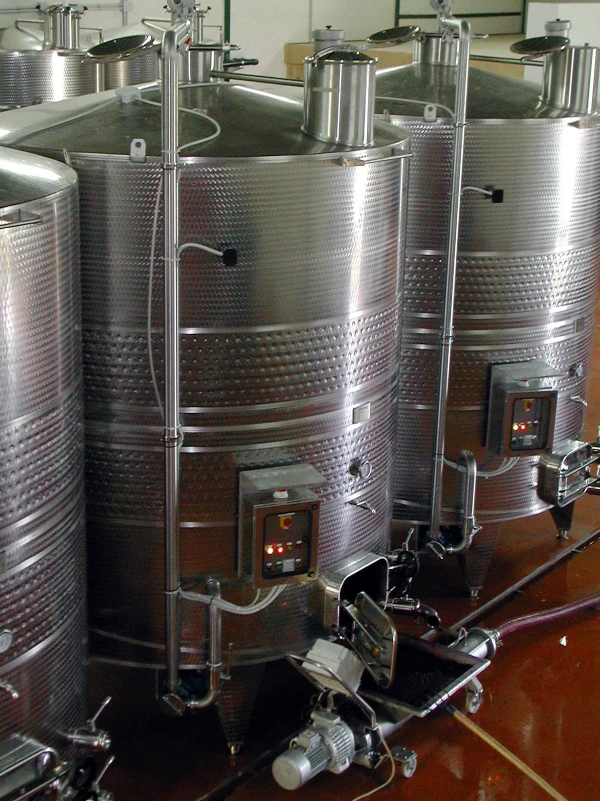 Vinificatori inox in cantina